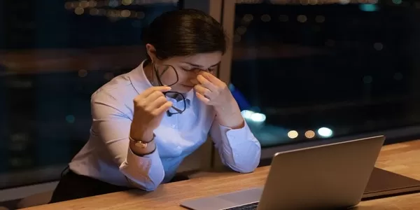 कंप्यूटर पर काम करते हुए आंखों का रखे ख्याल कंप्यूटर पर काम करते हुए आंखों का रखे ख्याल